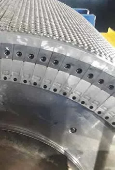 Superficie de rodillo HPGR con insertos y protección de borde