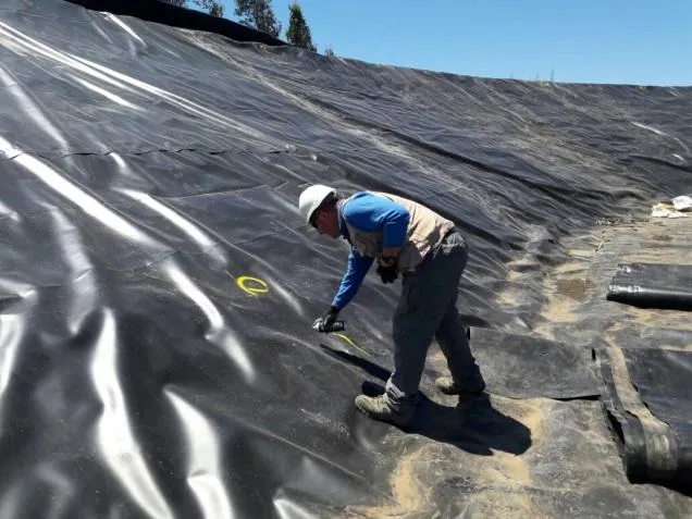 Inspección de geomembrana expuesta mediante el sistema en seco DGEA